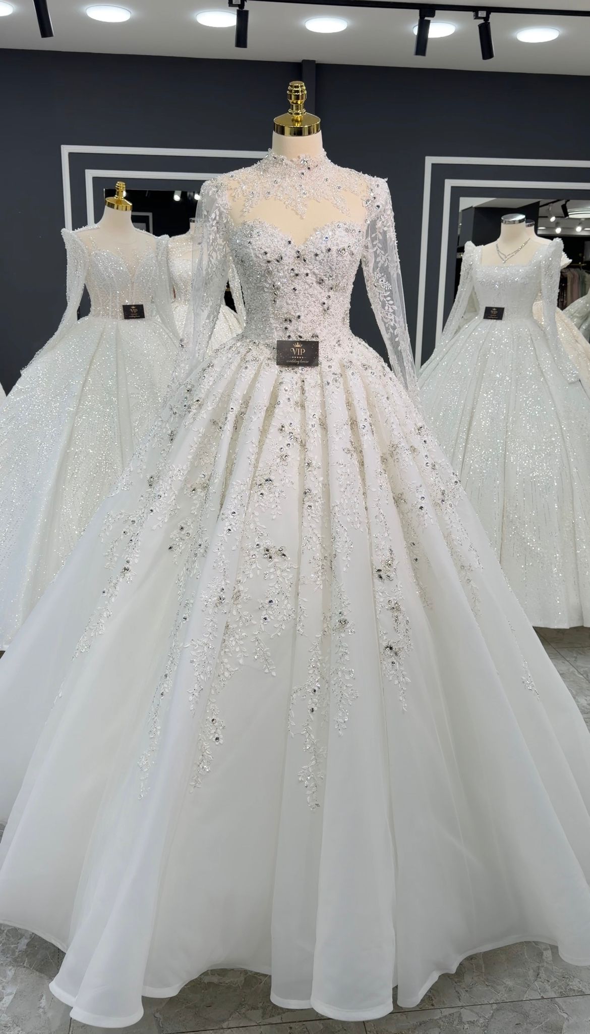 فيورا ازمير بدلات ابيض