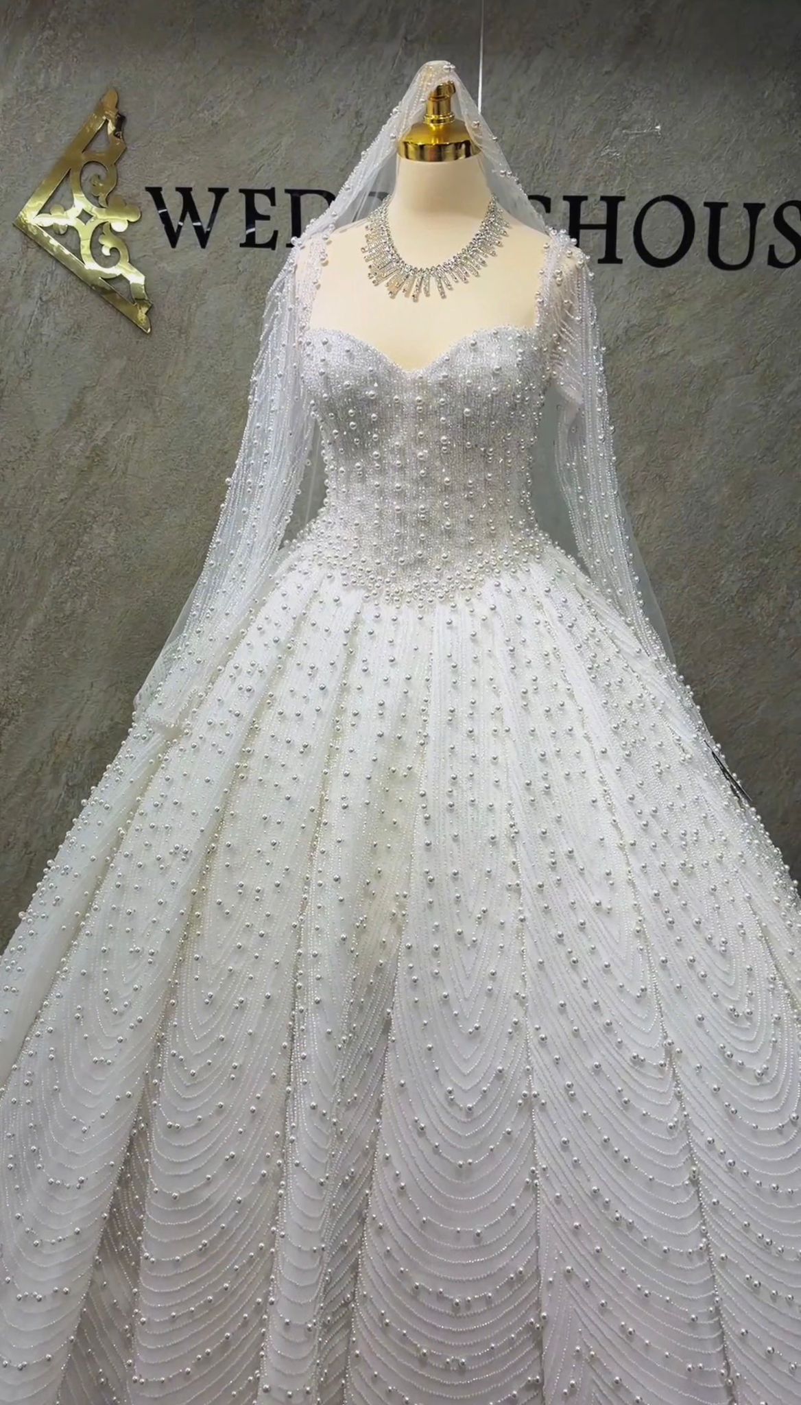 فيورا ازمير بدلات ابيض