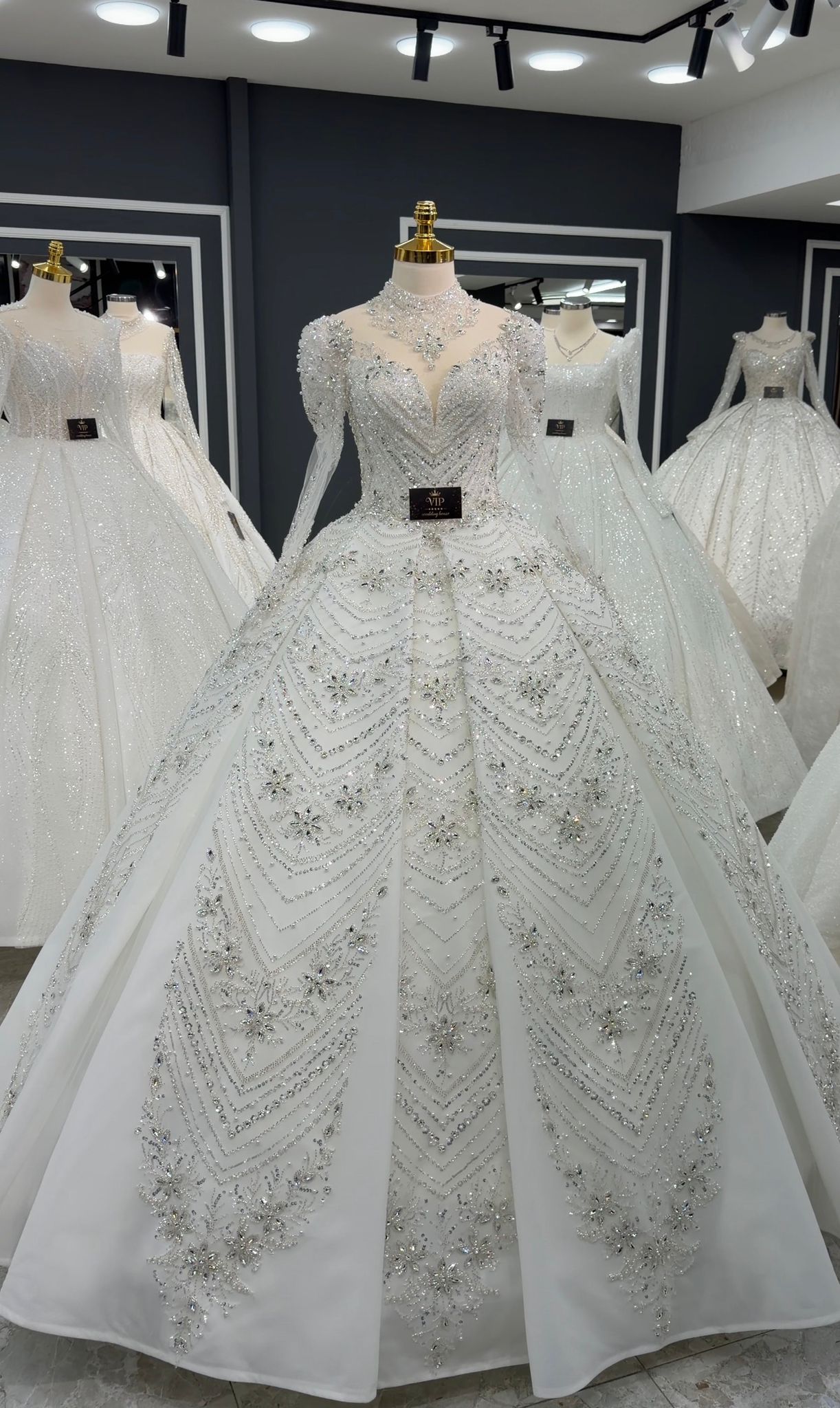 فيورا بدلات ابيض