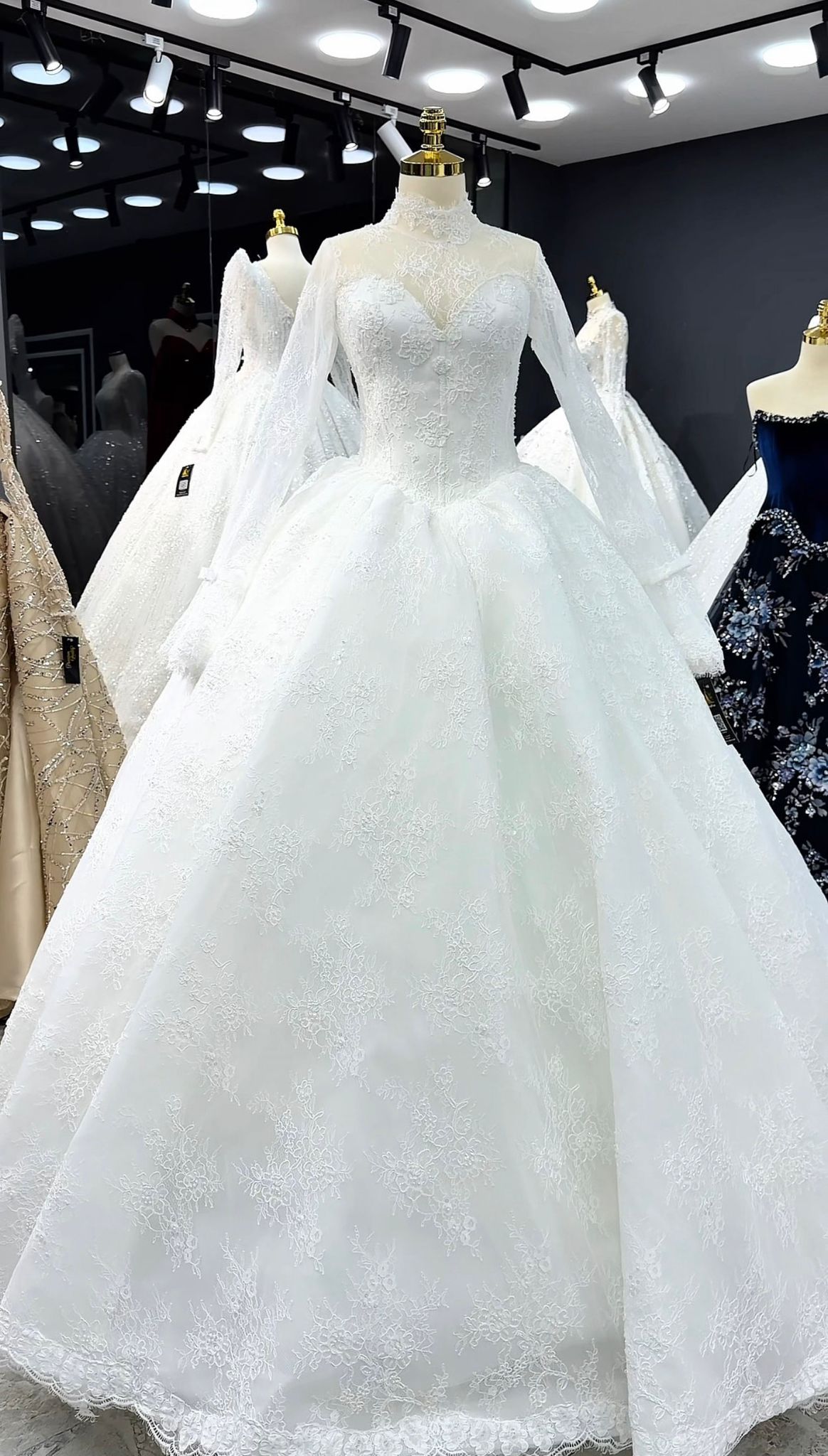 فيورا بدلات ابيض