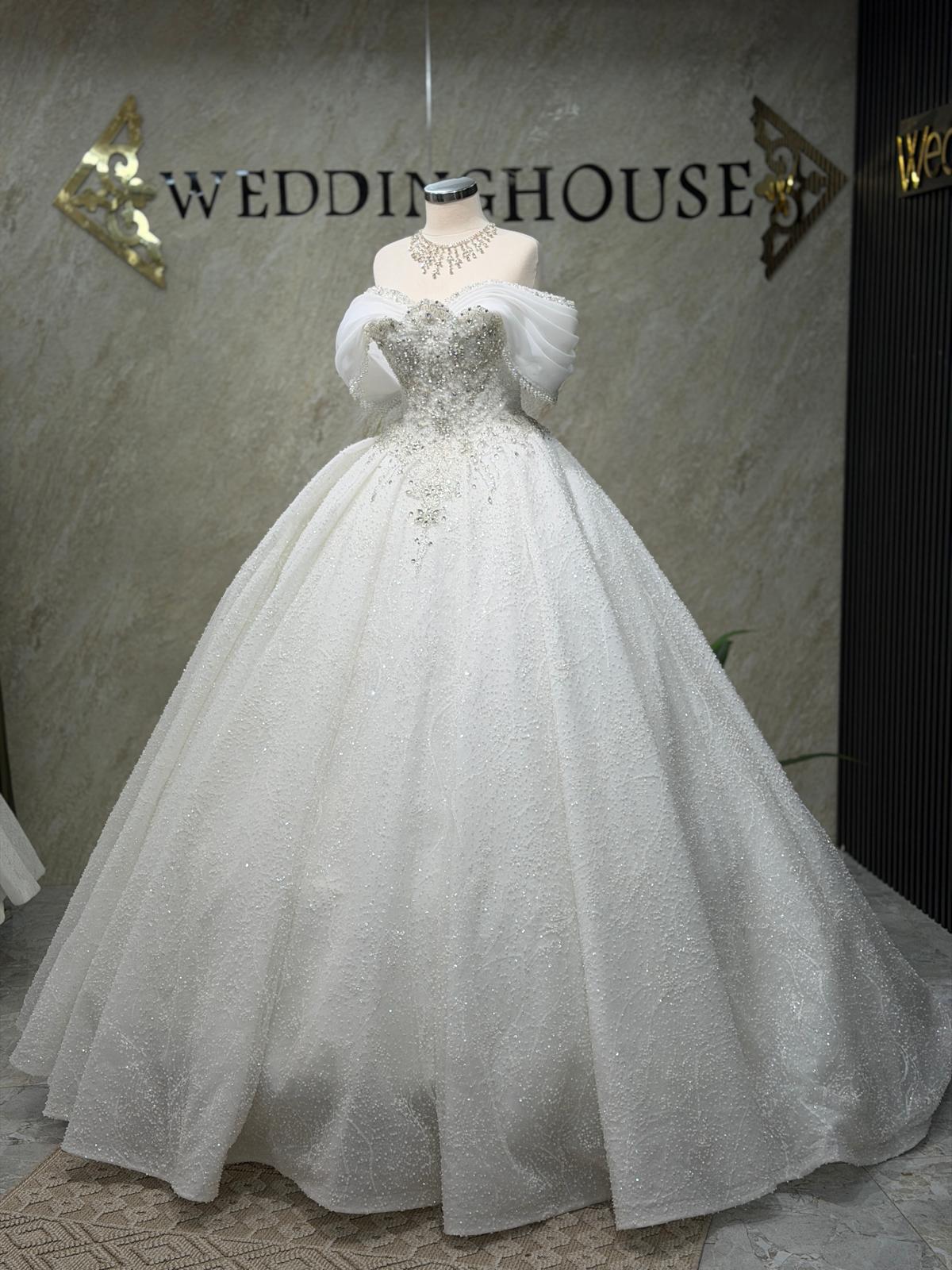 فيورا بدلات ابيض